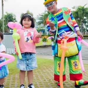 Chú hề vặn bong bóng cho bé