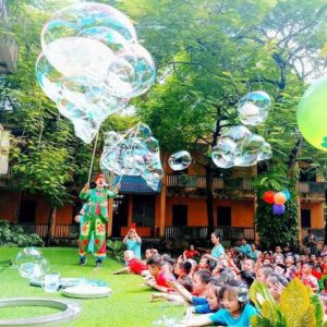 chú hề bong bóng